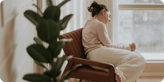 Douleurs bas-ventre chez la femme ménopausée : causes et solutions